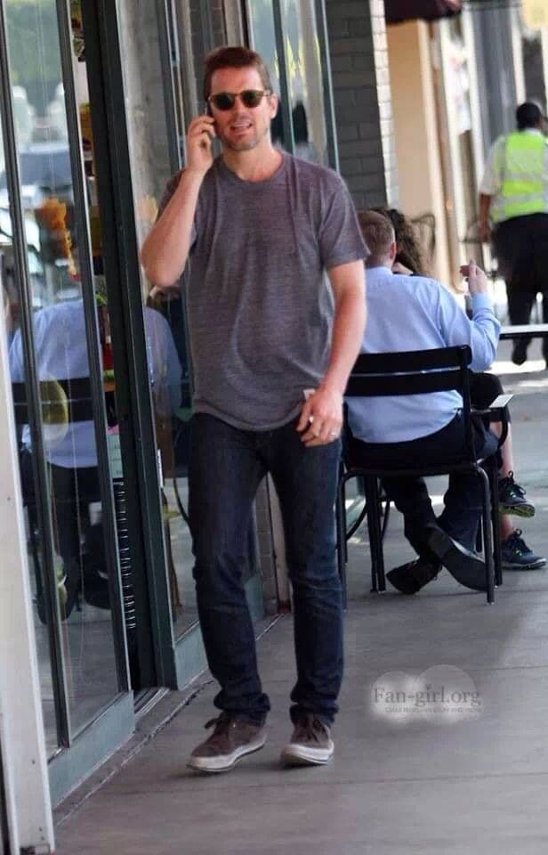 Matt Bomer’s Gray T-Shirt & Brown Sneakers Outfit