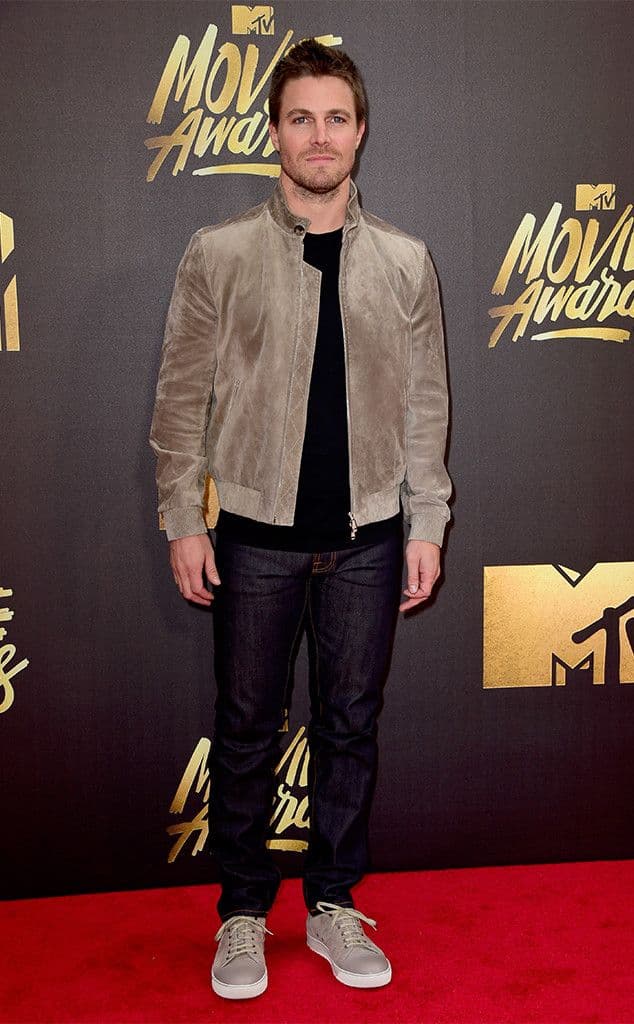 Stephen Amell’s Beige Faux-Suede Bomber & Dark Jeans Outfit