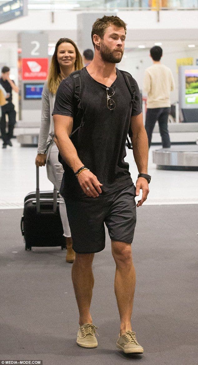 Chris Hemsworth’s Black T-Shirt & Charcoal Shorts Outfit