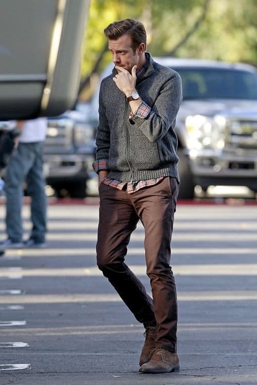 Jason Sudeikis’s Charcoal Zip Sweater & Brown Chinos Outfit