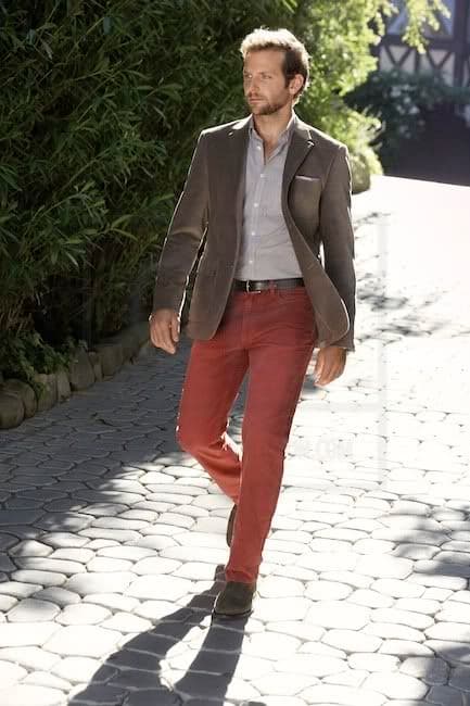 Bradley Cooper’s Brown Blazer & Burgundy Chinos Outfit